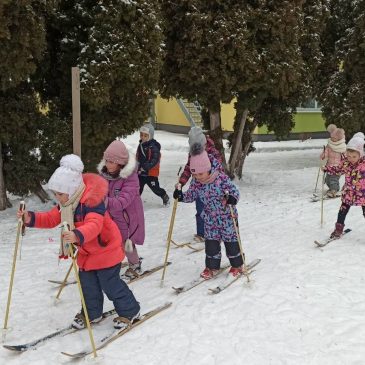 В одному з черкаських садочків діти вчаться кататись на лижах