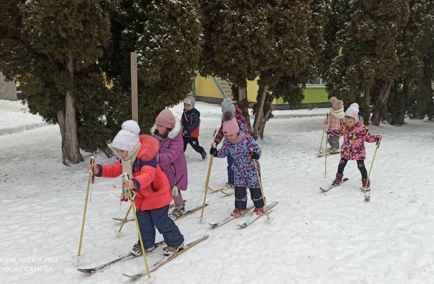 В одному з черкаських садочків діти вчаться кататись на лижах